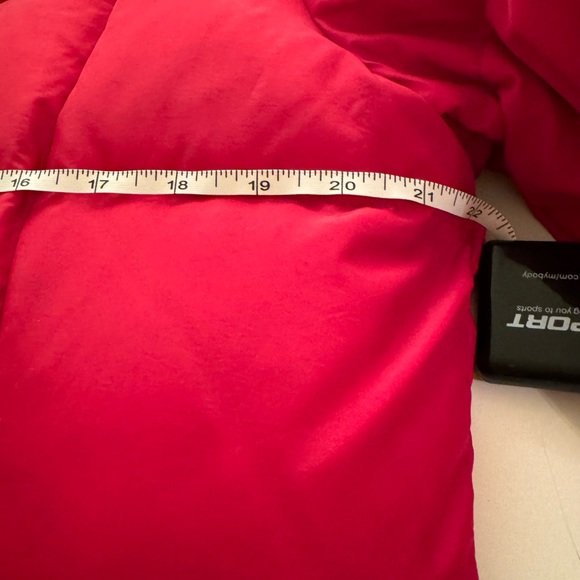 Brand New Calvin Klein Puffer Jacket with Zip-off Faux-Fur Hood in gorgeous Red - Picture 5 of 6